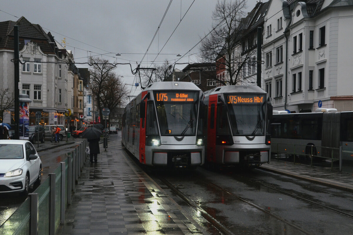 Rheinbahn Tw 4342
Linie U75, D-Eller Vennhauser Allee

Rheinbahn Tw 4308
Linie U75, Neuss Hbf

Düsseldorf, Belsenplatz
19.12.2024