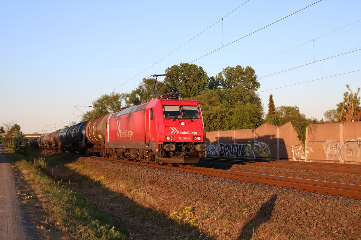 Rheincargo Bombardier Traxx 185 584-0 mit Kesselwagen in Rodenbach in der Abendsonne am 26.04.20