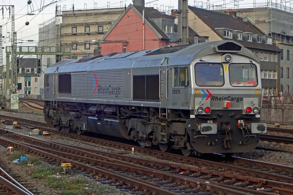 RheinCargo DE 802 durchfahrt solo Köln Süd am 23 September 2019. Das Bild wurde vom Bahnsteig gemacht.