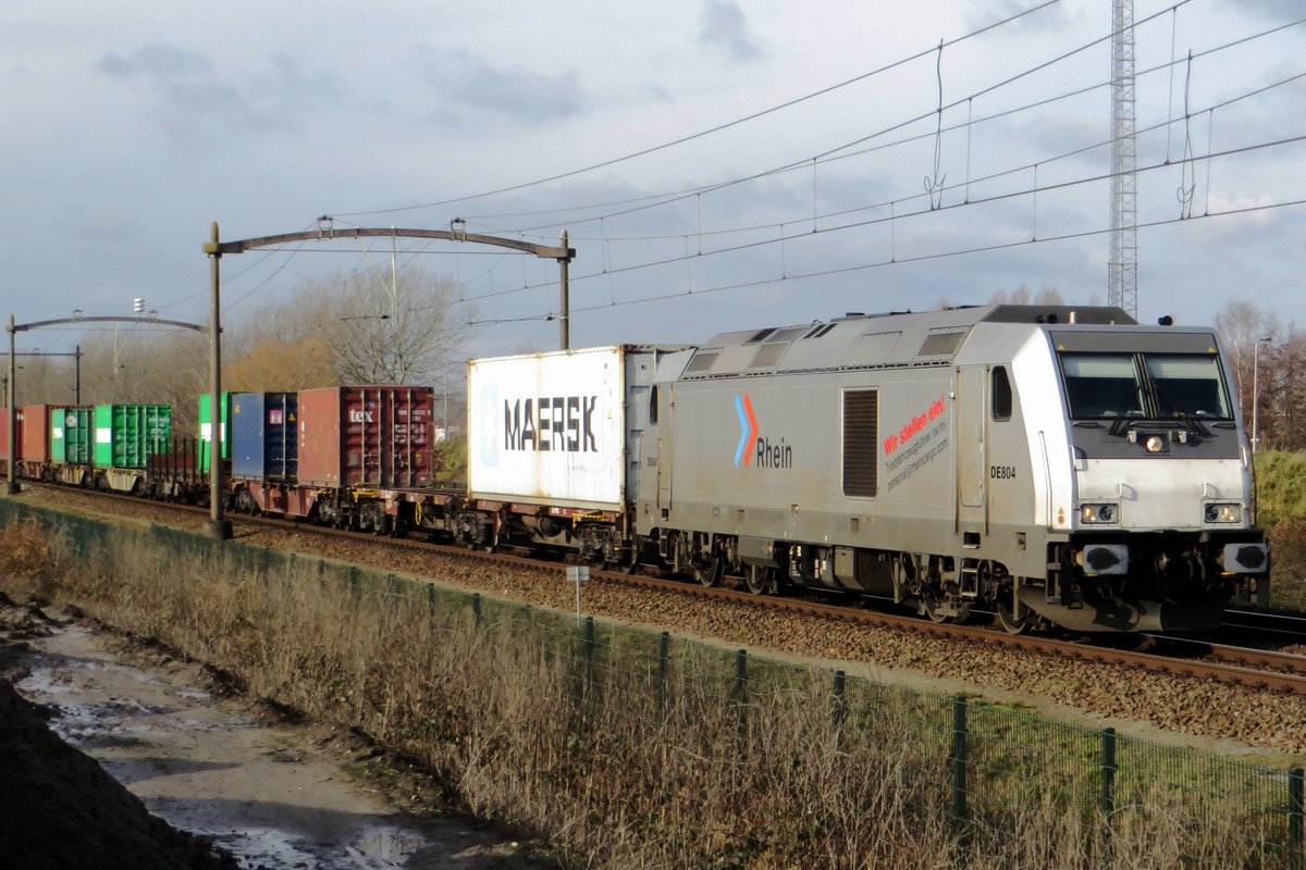 RheinCargo DE 804 schleppt ein Containerzug durch Tilburg-Reeshof am 24 Januar 2021.