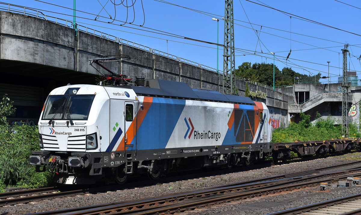 RheinCargo GmbH & Co. KG, Neuss [D] mit der northrail Vectron Dual Lok  248 015  [NVR-Nummer: 90 80 2248 015-0 D-NRAIL] verlässt mit einem Ganzzug Containertragwagen (leer) den Hamburger Hafen am 30.07.24 Höhe Bahnhof Hamburg Harburg.