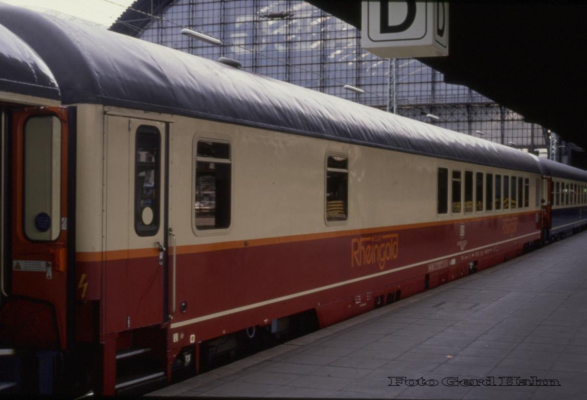 Rheingold Club 618089-70403-4 WGmh am 2.7.1988 im Hauptbahnhof Frankfurt am Main.