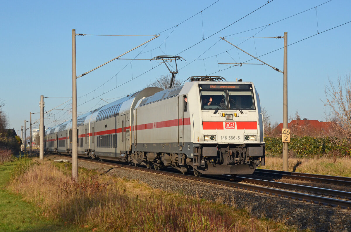 Richtig gut gelaunt war dieser Lokführer, welcher am 01.12.24 am Steuer von 146 566 saß und den IC 2445 durch Greppin fuhr. Gruß zurück! 