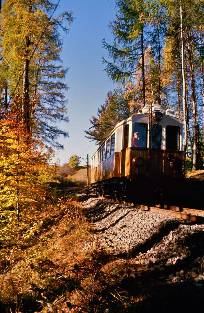 Rittner Bahn im Herbst 1985 (so etwas wie eine Überlandstraßenbahn)