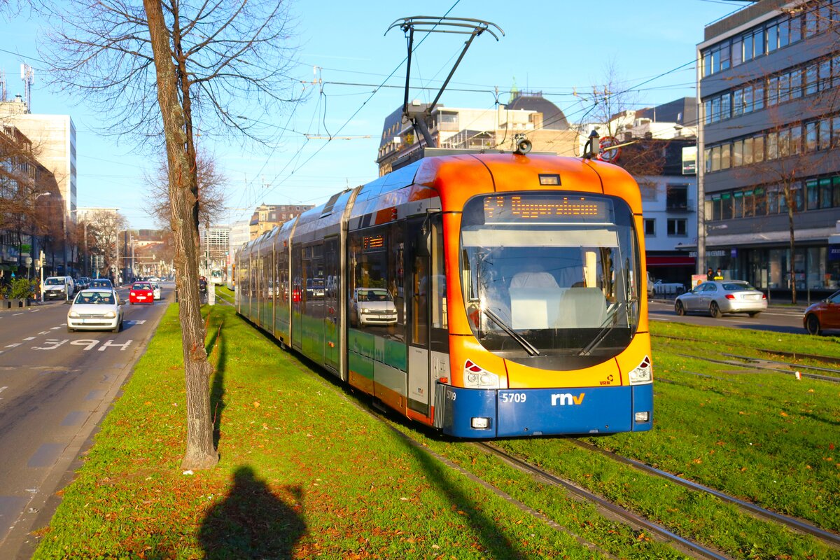 RNV Bombardier Variobahn RNV8 Wagen 5709 am 30.11.24 in Mannheim