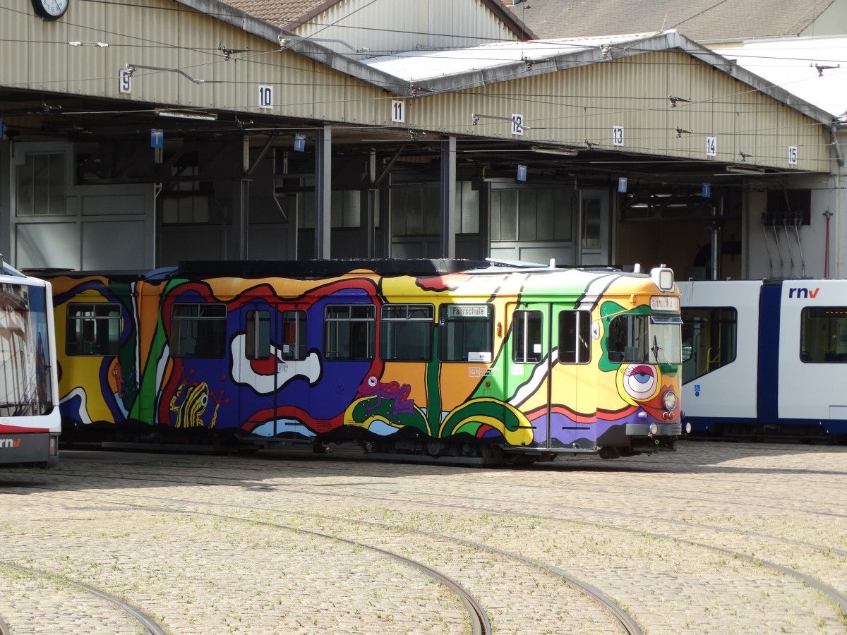 RNV Düwag Kunst Straßenbahn am 30.08.14 in Heidelberg Betriebshof durch den Zaun fotografiert 