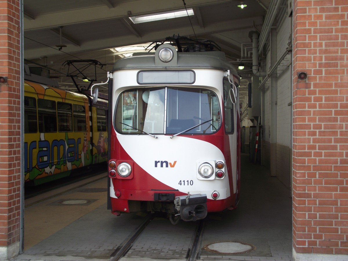 RNV Düwag Wagen 4110 (ex OEG) steht am 15.05.11 im RNV Betriebshof Käfertal im Rahmen der IGN Sonderfahrt fotografiert 