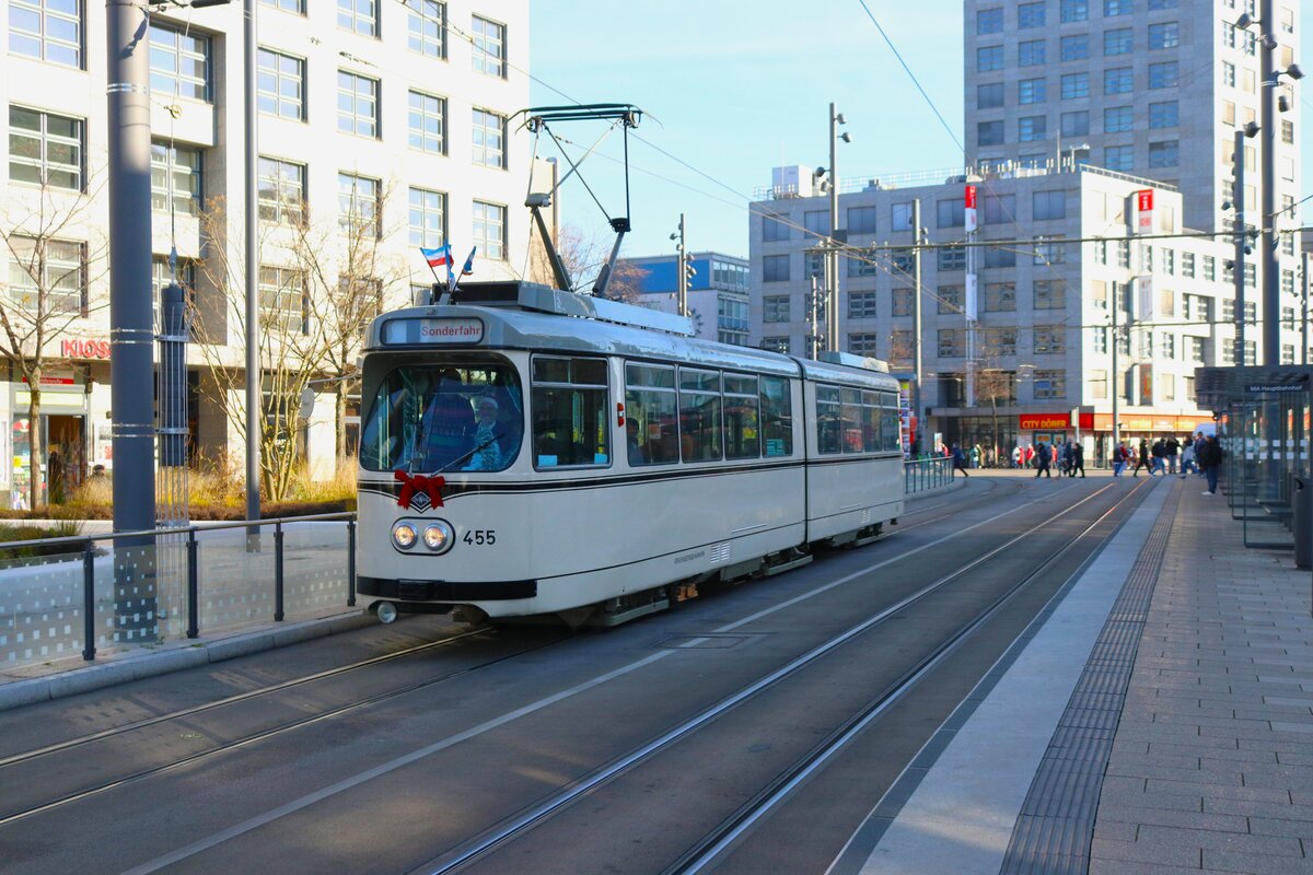 RNV Straßenbahn Mannheim mit Düwag Typ Mannheim Wagen 455 am 30.11.24 in der Innenstadt als Adventsexpress