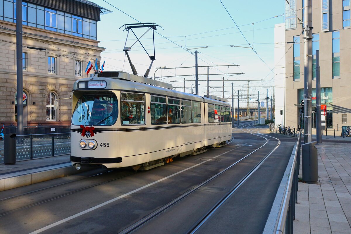 RNV Straßenbahn Mannheim mit Düwag Typ Mannheim Wagen 455 am 30.11.24 in der Innenstadt als Adventsexpress