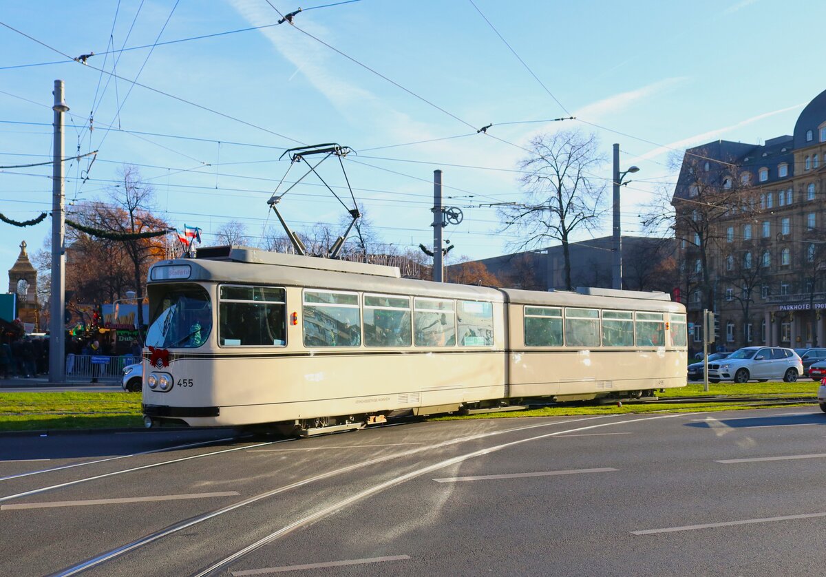 RNV Straßenbahn Mannheim mit Düwag Typ Mannheim Wagen 455 am 30.11.24 in der Innenstadt als Adventsexpress