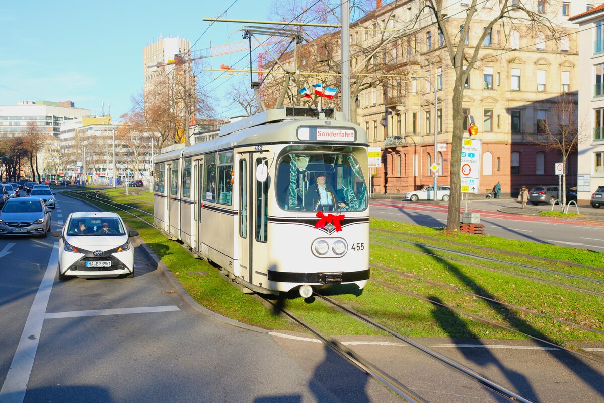 RNV Straßenbahn Mannheim mit Düwag Typ Mannheim Wagen 455 am 30.11.24 in der Innenstadt als Adventsexpress