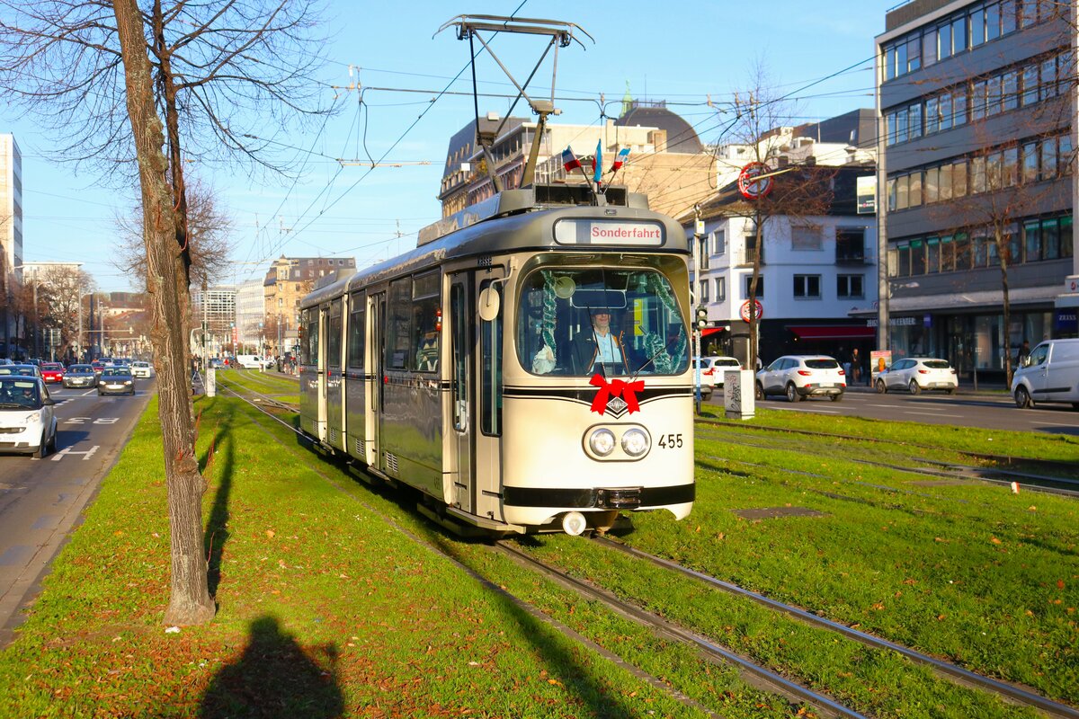 RNV Straßenbahn Mannheim mit Düwag Typ Mannheim Wagen 455 am 30.11.24 in der Innenstadt als Adventsexpress