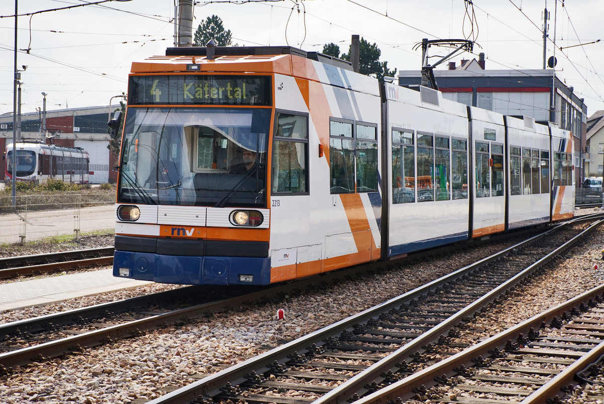 rnv-Tramwagen 2213 als Linie 4 (Oggersheim Endstelle - Käfertal Bahnhof), am 24.3.2016 bei der Einfahrt in den Bahnhof Käfertal.