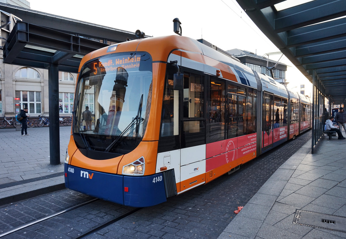 rnv-Tramwagen 4147 als Linie 5 (Seckenheim Pforzheimer Straße - Seckenheim OEG-Bahnhof), am 18.3.2016 beim Halt an der Haltestelle Mannheim Hauptbahnhof.
