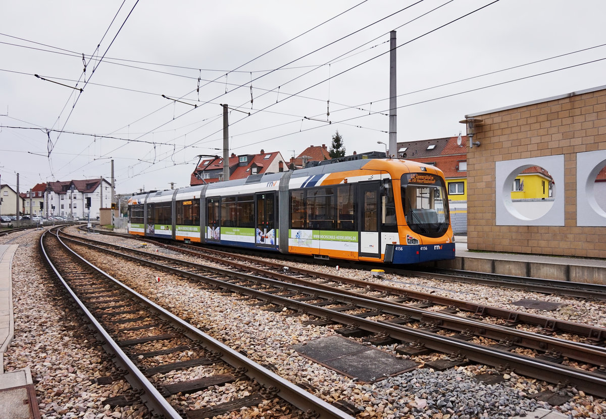 rnv-Tramwagen 4156 als Linie 4 (Käfertal Bahnhof - Oggersheim Endstelle), am 19.3.2016 bei der Auffahrt aus dem Bahnhof Käfertal.