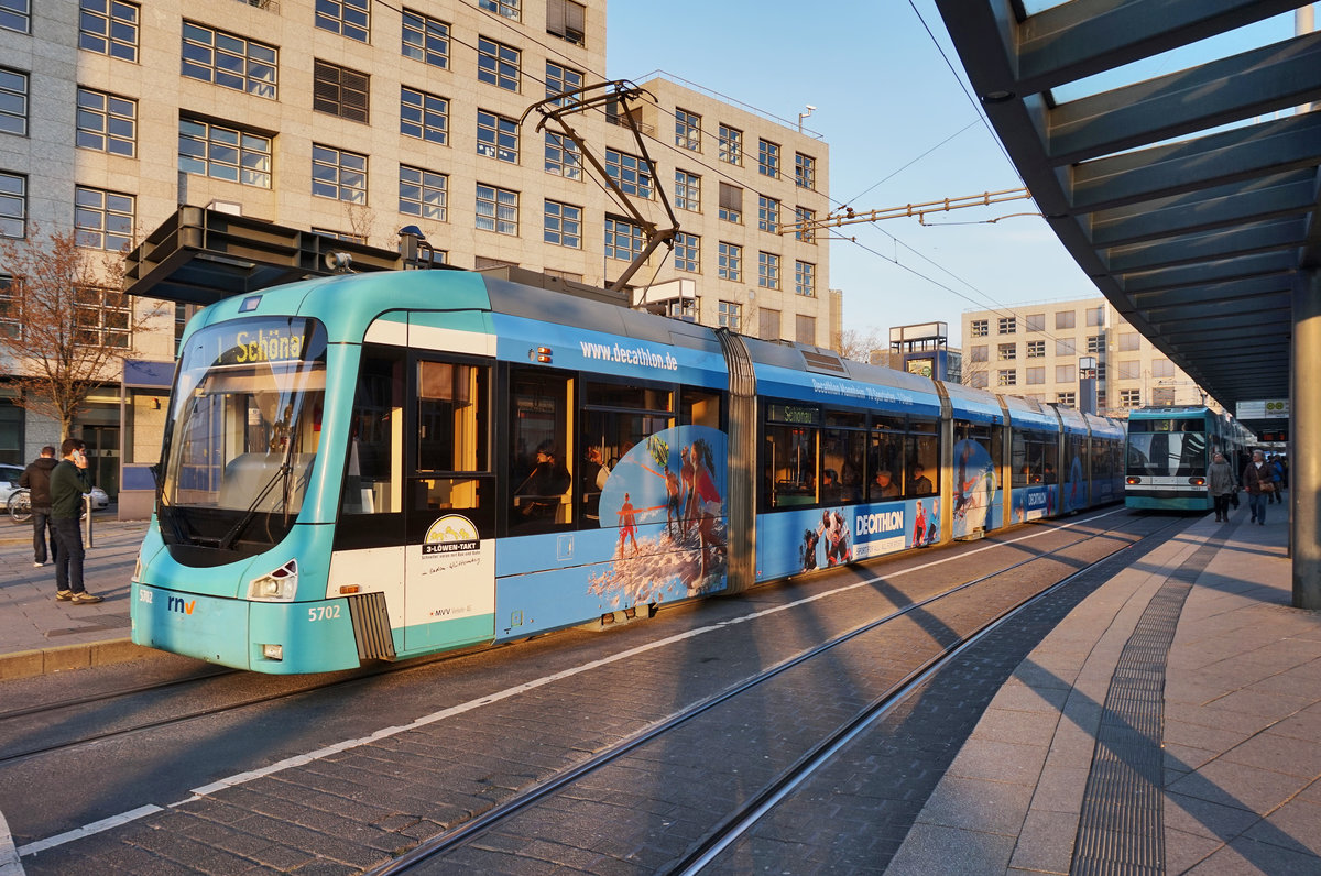 rnv-Tramwagen 5702 als Linie 1 (MA-Rheinau Bahnhof - Schönau Endstelle), am 18.3.2016 beim Halt an der Haltestelle Mannheim Hauptbahnhof.