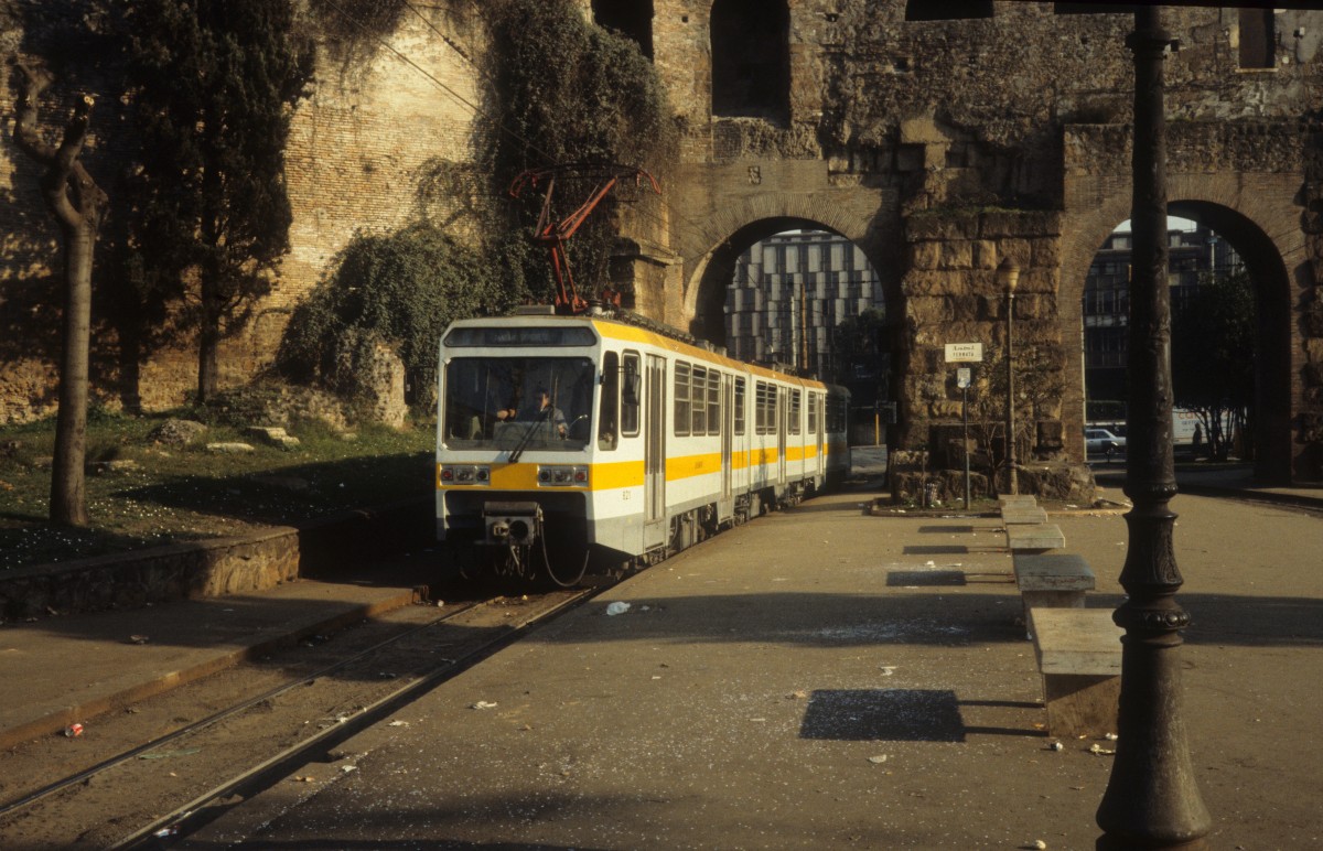 Roma / Rom ACOTRAL-Vorortstrassenbahn Porta Maggiore im Februar 1989.