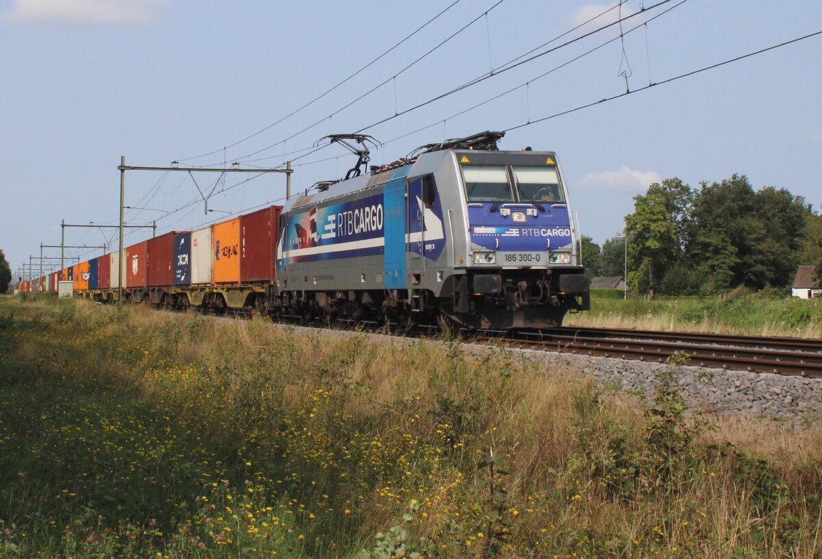 RTB 186 300 'ANTWERPEN' zieht am 19 Augustus 2024 ein Containerzug durch Hegelsom und wird vom offenbarer Weg fotografiert.