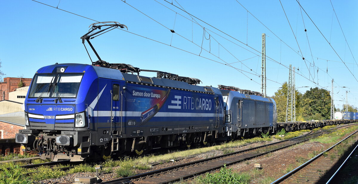 RTB CARGO GmbH, Aachen [D] mit der Vectron  193 791  [NVR-Nummer: 91 80 6193 791-1 D-ELOC] mit der nagelneuen Railpool Vectron   6193 178  [NVR-Nummer: 91 80 6193 178-1 D-Rpool] und
Containerzug am Haken  am 15.10.24 Höhe Bahnhof Magdeburg Neustadt.