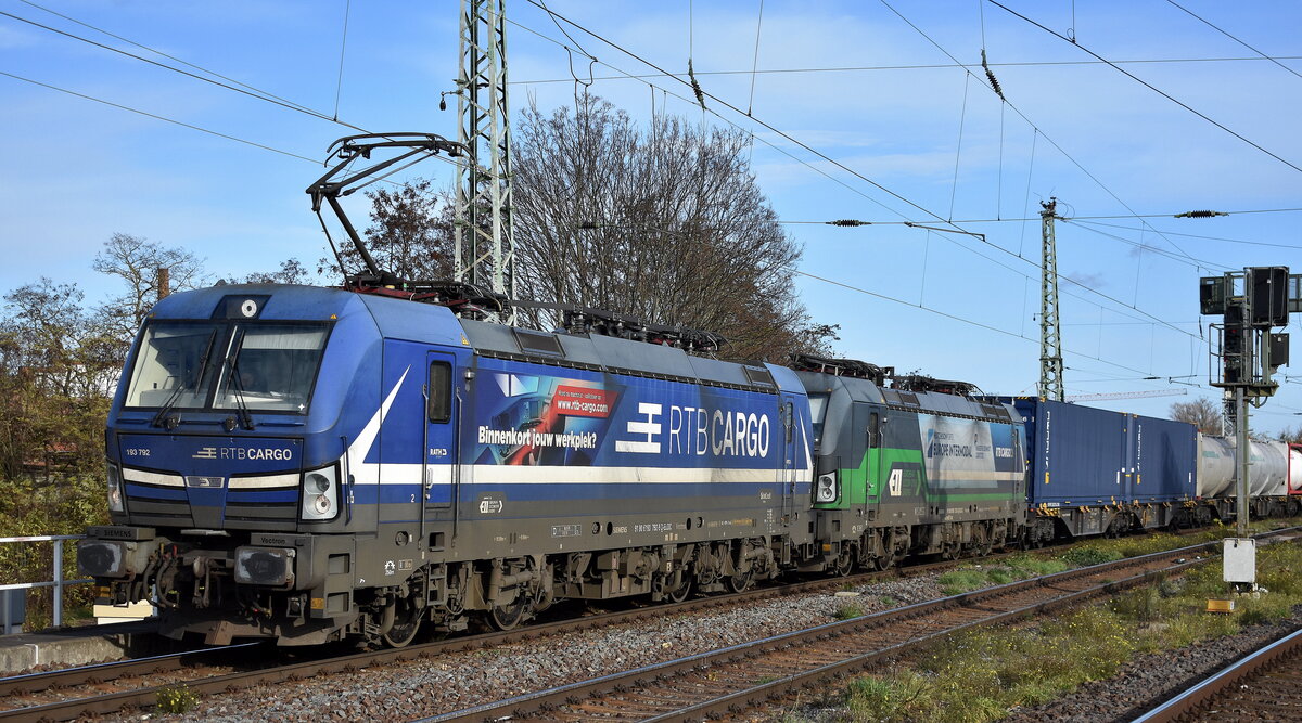 RTB CARGO GmbH, Aachen [D] mit den ELL Vectrons  193 792  [NVR-Nummer: 91 80 6193 792-9 D-ELOC] mit  193 732  [NVR-Nummer: 91 80 6193 732-5 D-ELOC] und Containerzug am Haken am 26.11.24 Höhe Bahnhof Magdeburg Neustadt.