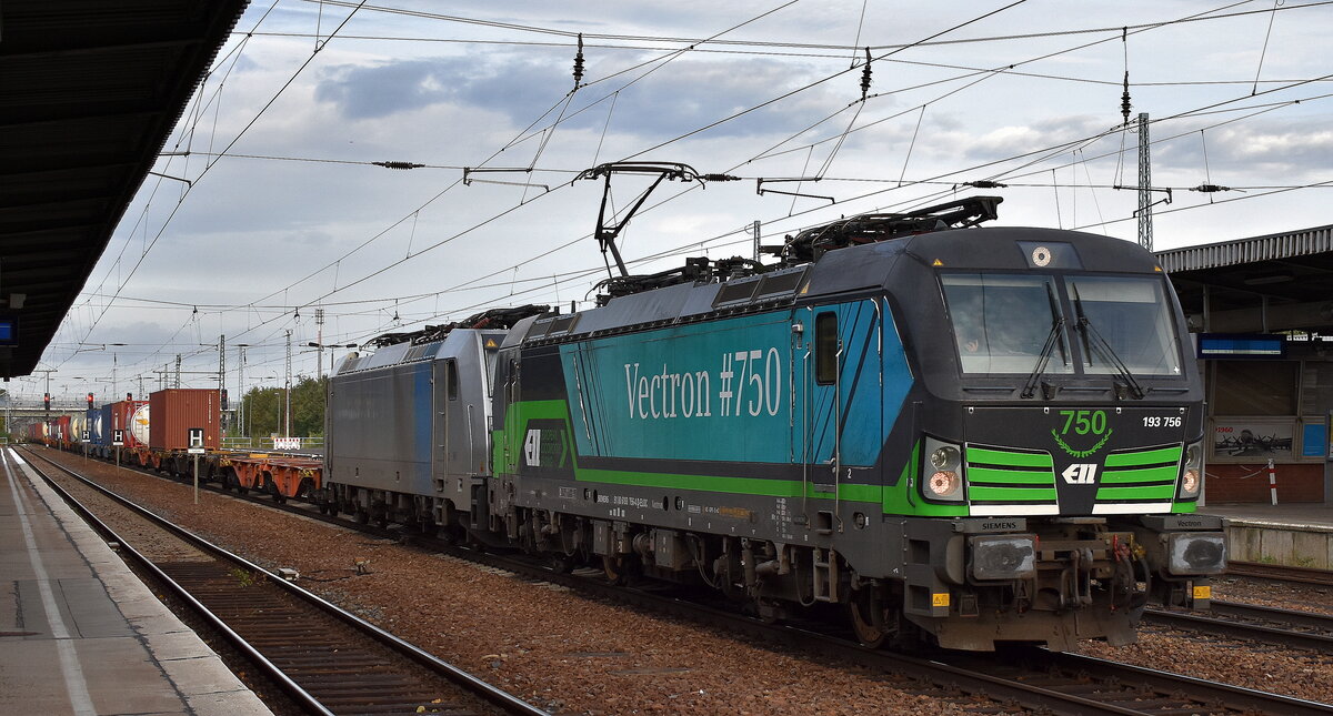 RTB CARGO GmbH, Düren [D] mit der ELL Vectron  193 756  [NVR-Nummer: 91 80 6193 756-4 D-ELOC] + LINEAS NV/SA, Bruxelles [B] Railpool Lok  186 506  [NVR-Nummer: 91 80 6186 506-2 D-Rpool] und einem Containerzug am Haken am 14.10.24 Höhe Bahnhof Schönefeld b. Berlin.