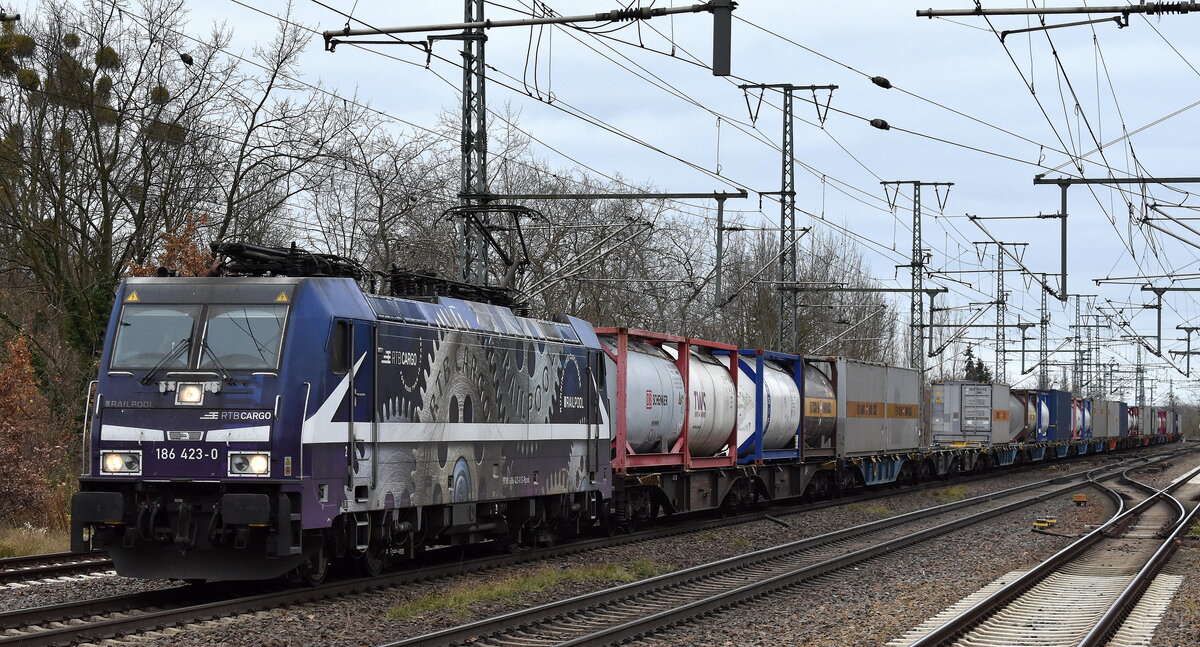 RTB CARGO GmbH, Düren [D] mit der Railpool Lok  186 423-0  [NVR-Nummer: 91 80 6186 423-0 D-Rpool] und einem Containerzug am 29.11.24 Höhe Bahnhof Golm (Potsdam).