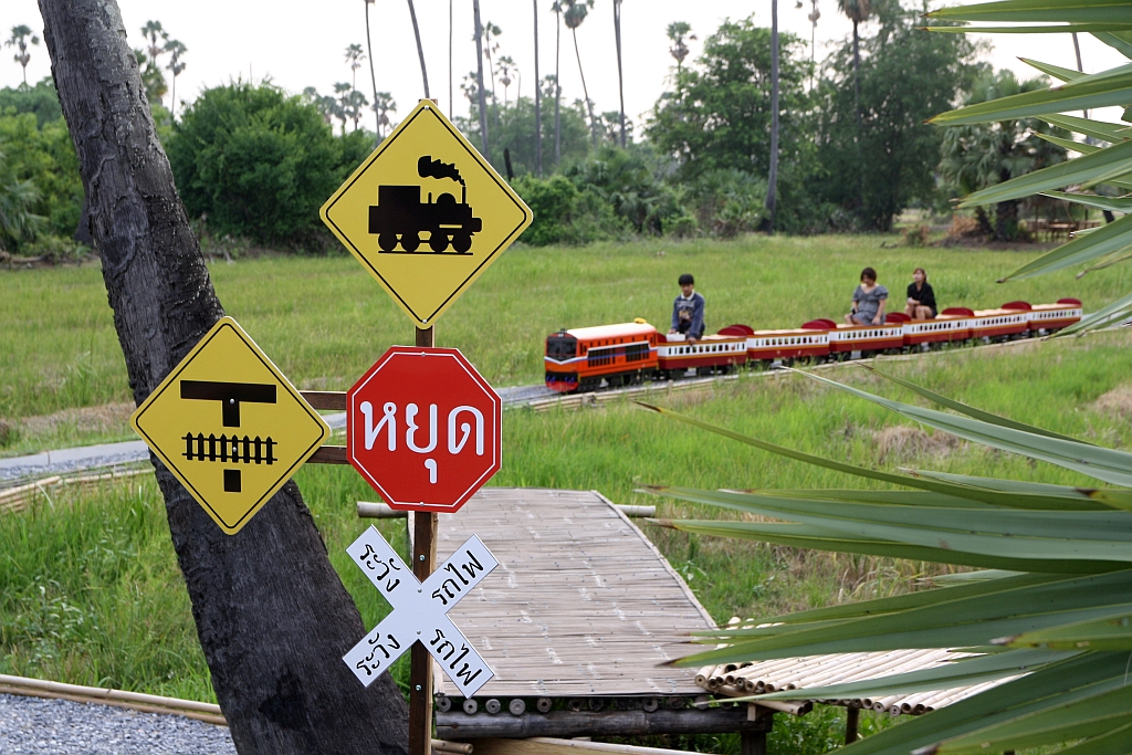 Rund um das Reisfeld hinter dem Na Pathom Cafe an der Road 347 in Pathum Thani kann man um 60,- Baht (ca. EUR 1,70) 2 Runden mit einer batteriebetriebenen Gartenbahn fahren. Bild vom 27.April 2023.