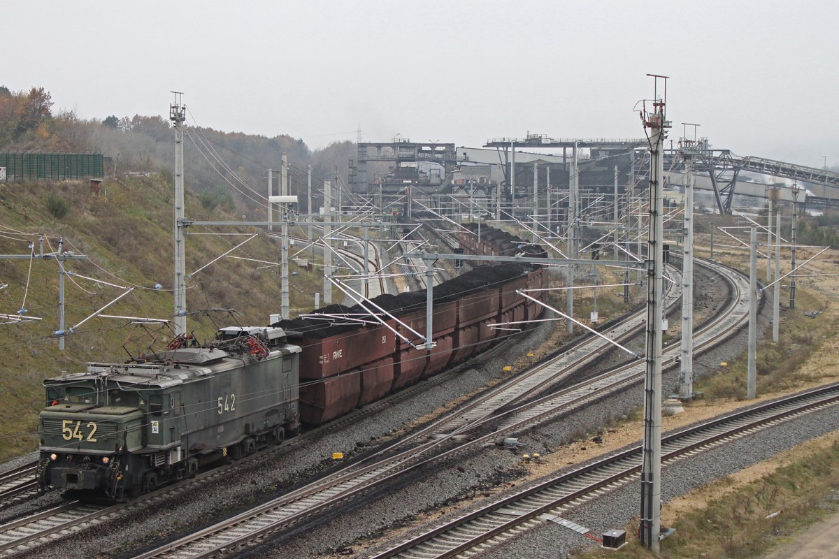 RWE 542 am 30.11.14 mit einem Kohlezug bei Niederzier.