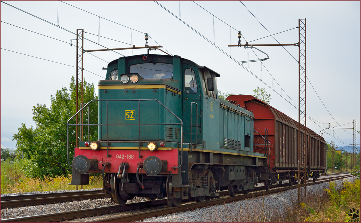 S 642-188 zieht zwei Gterwagons durch Maribor-Tabor Richtung Maribor Hauptbahnhof. /12.9.2013