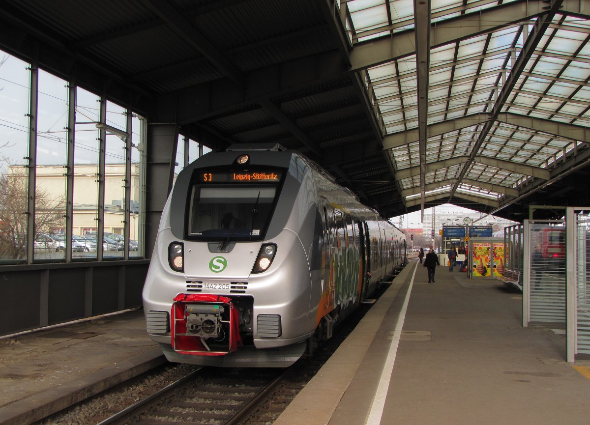 S-Bahn Mitteldeutschland 1442 205 als S 37327 (S3) nach Leipzig-Stötteritz, am 20.02.2014 in Halle (S) Hbf.