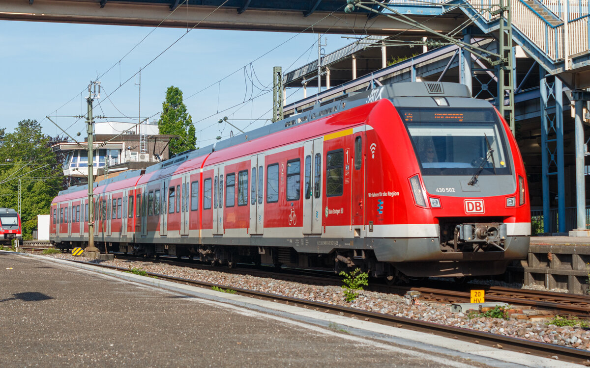 S-Bahn Stuttgart, 430 002/502 bei der Einfahrt als S4 in Backnang. Aufgenommen am 11.05.2024 in Backnang.