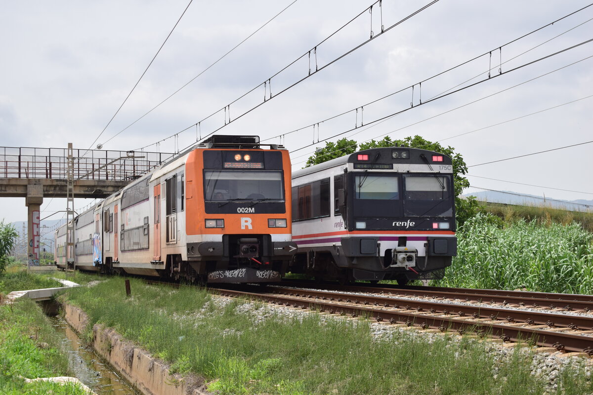 S-Bahn trifft Regio. 450 002 fährt als R2 in Richtung Barcelona während 440 190 als Regionalzug in Richtung Sitges unterwegs ist. 

Viladecans 19.06.2024