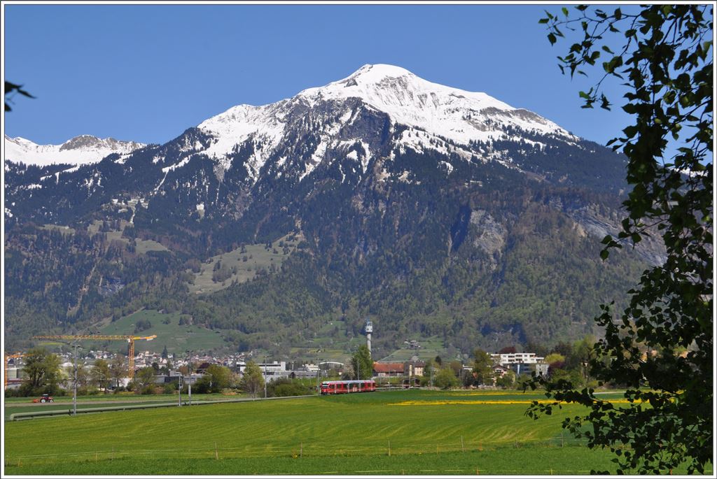 S1 1519 mit ABe 4/16 3105 vor dem 2376m hohen Vilan bei Igis. (20.04.2016)