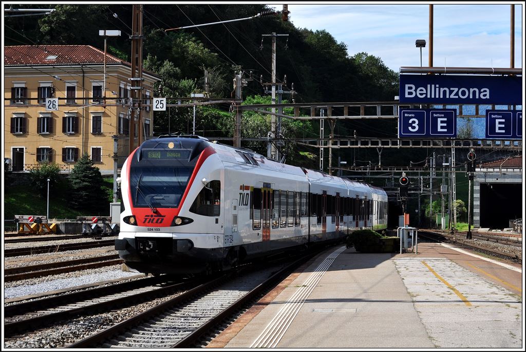 S10 25114 nach Biasca mit 524 103 fährt in Bellinzona ein. (03.09.2014)