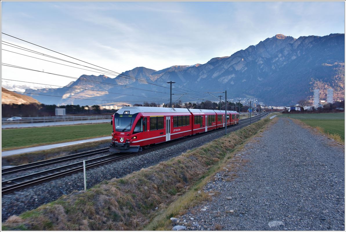 S2 1553 mit ABe 4/16 3102 bei Felsberg. (26.12.2016)