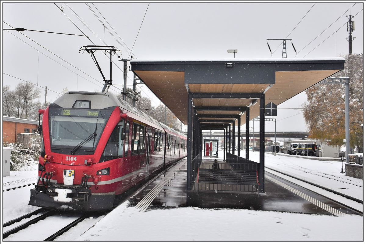 S2 1555 nach Thusis mit Allegra ABe 4/16 3104 am neuen Mittelperron in Felsberg. (19.11.2017)