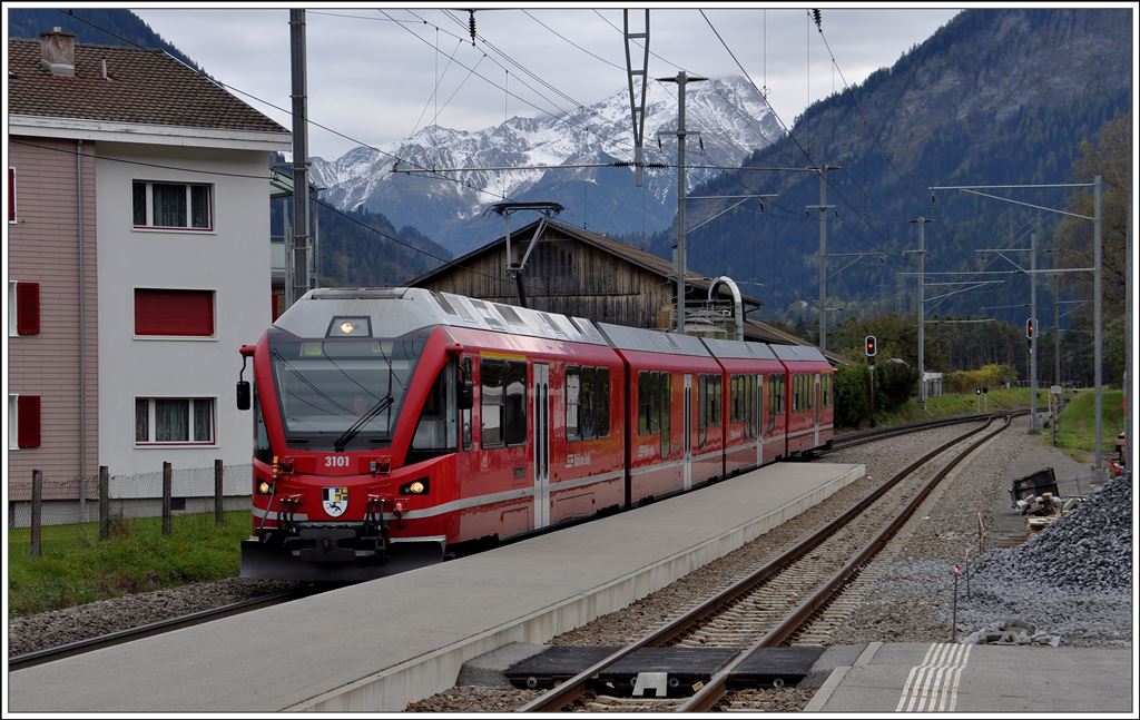 S2 1562 mit ABe 4/16 3101 in Cazis. (30.10.2014)