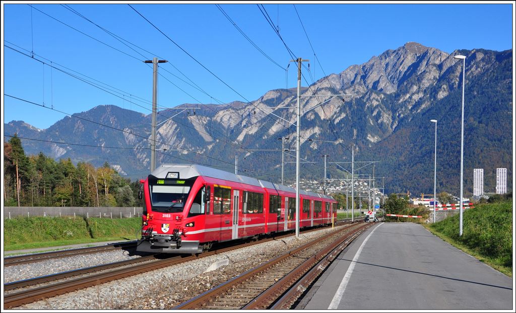 S2 1563 mit ABe 4/16 3103 bei Felsberg. (30.10.2014)