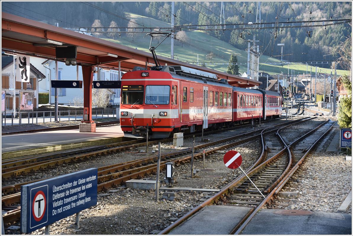 S23 mit BDe 4/4 45 von Gossau SG nach Wasserauen ist in Appenzell eingetroffen.(02.12.2016)