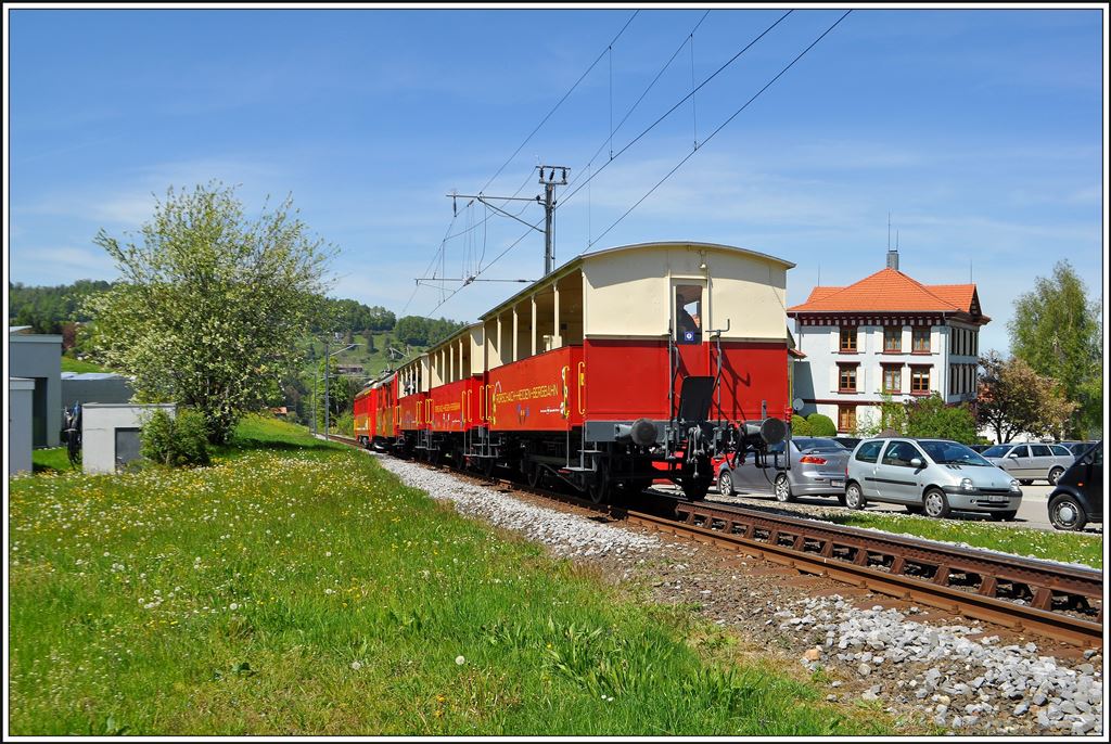 S25 5025 mit dem ABDeh 2/4 23 erreicht Heiden. (05.05.2014)