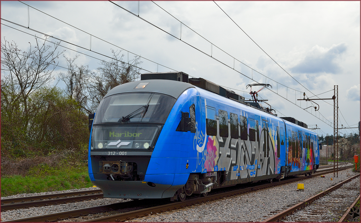 SŽ 312-001 fährt durch Maribor-Tabor Richtung Maribor Hauptbahnhof. /24.3.2014