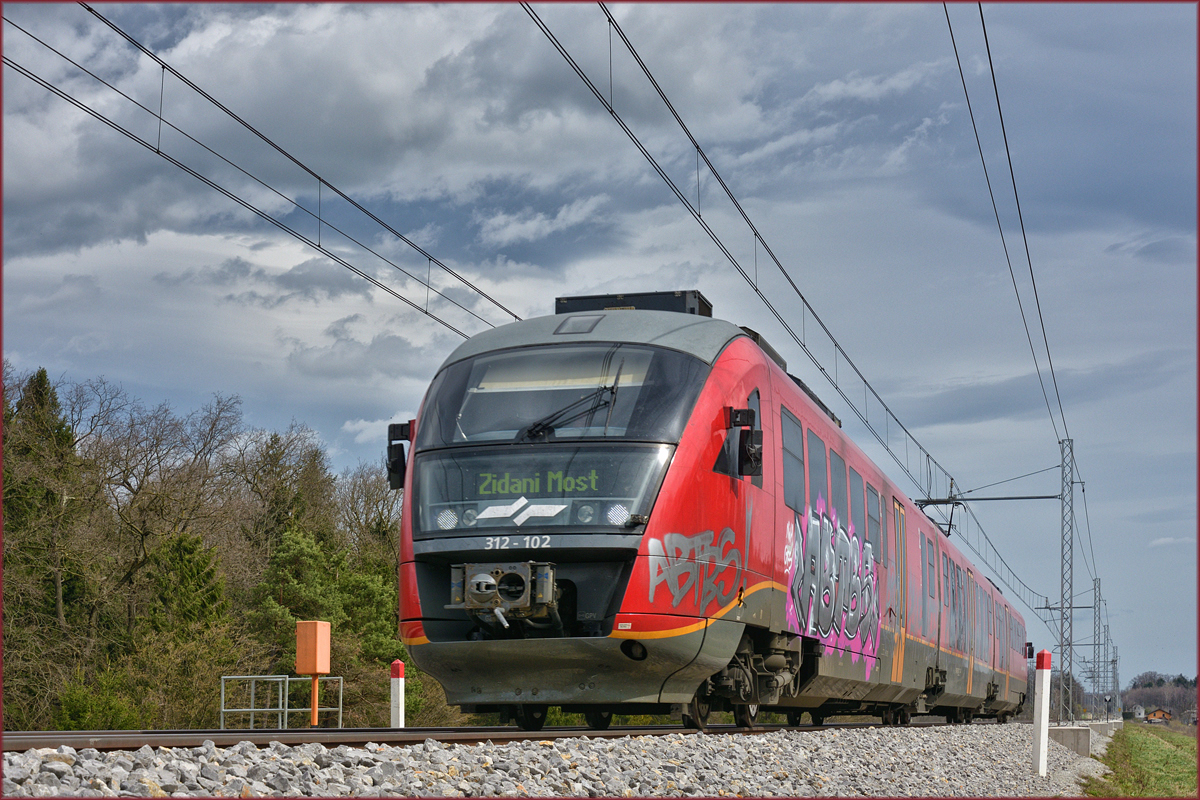 SŽ 312-102 fährt an Črešnjevec vorbei Richtung Zidani Most. /4.4.2018