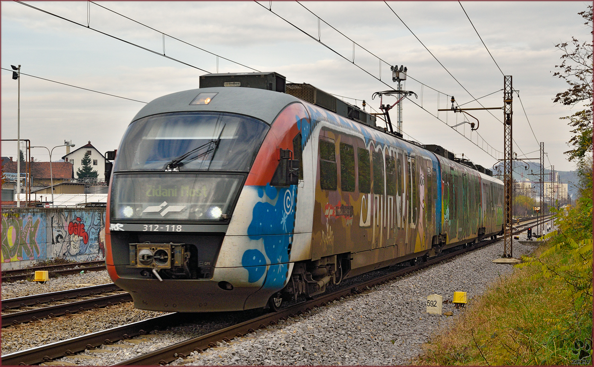 SŽ 312-118 fährt durch Maribor-Tabor Richtung Zidani Most. /12.11.2014