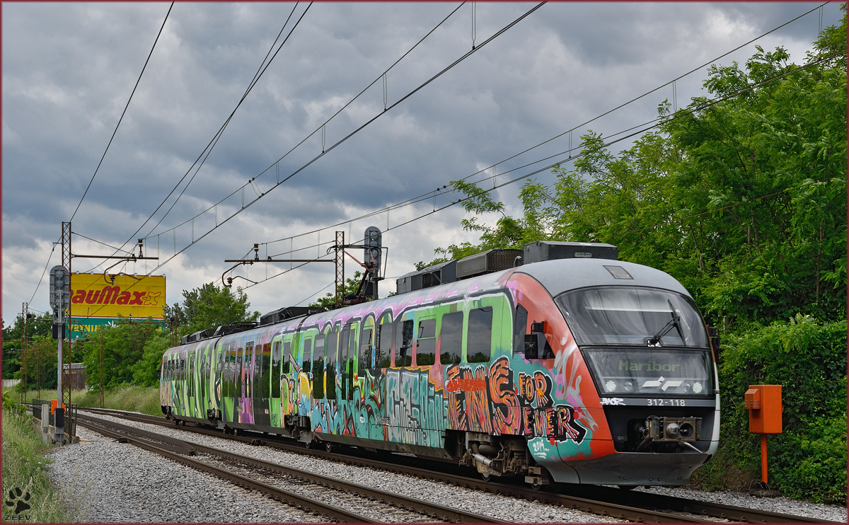 SŽ 312-118 fährt durch Maribor-Tabor Richtung Maribor HBF. /27.5.2015