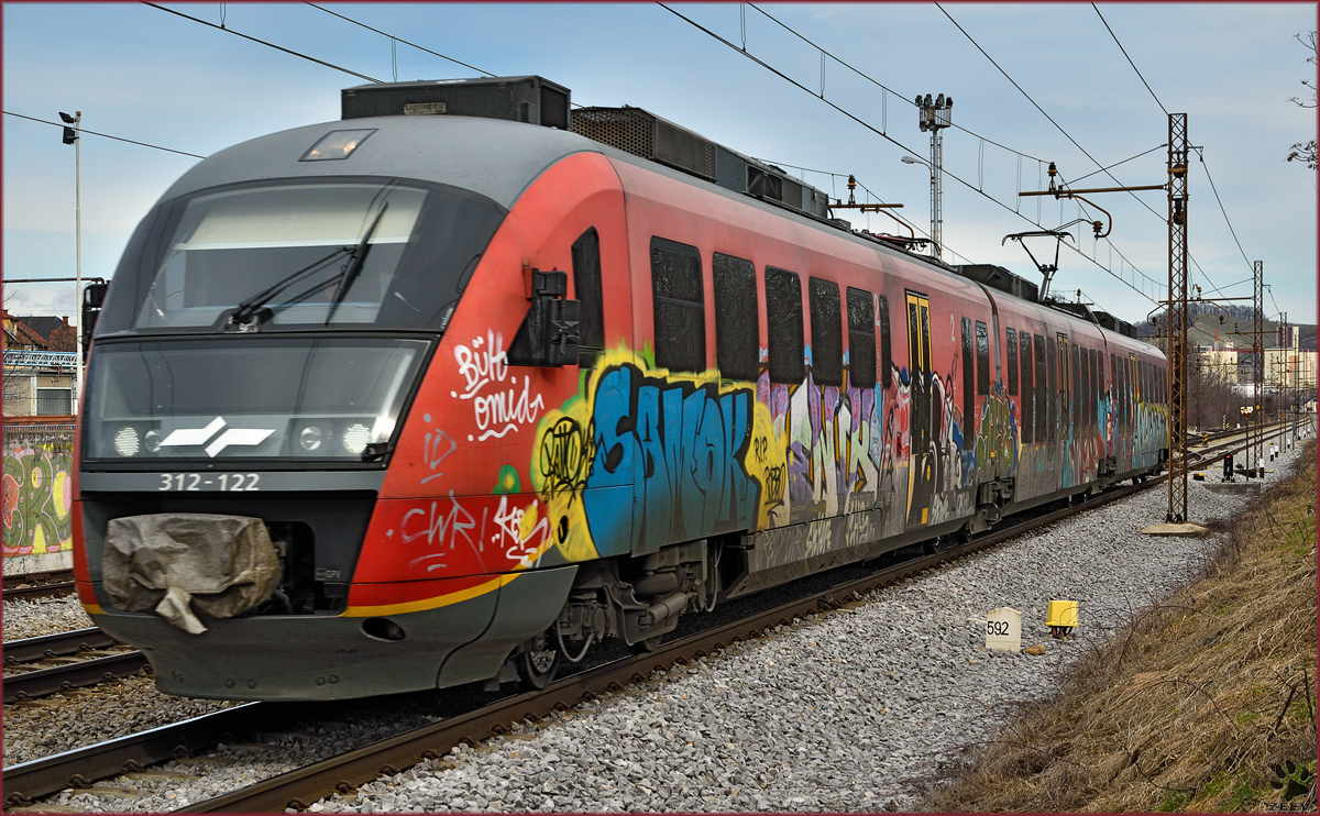 SŽ 312-122 fährt durch Maribor-Tabor Richtung Dobova. /5.3.2015