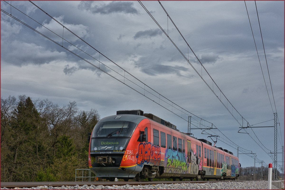 SŽ 312-128 fährt an Črešnjevec vorbei Richtung Dobova. /4.4.2018