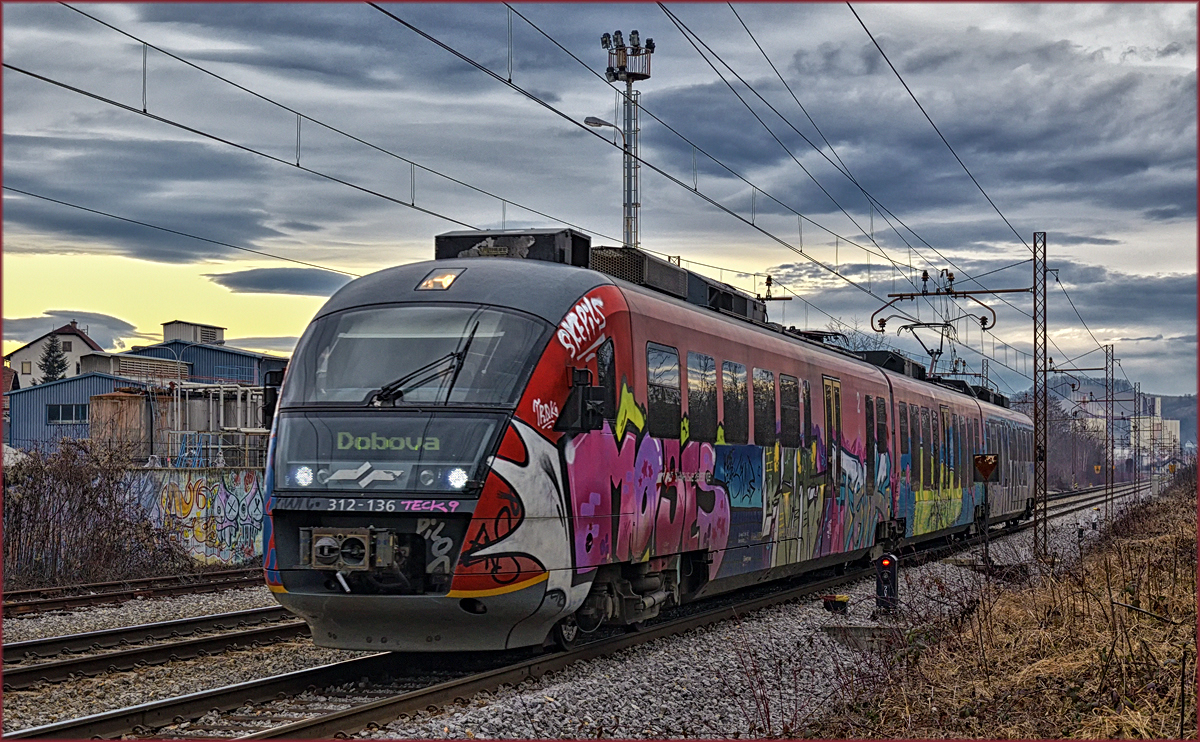 SŽ 312-136 fährt durch Maribor-Tabor Richtung Dobova. /21.2.2017