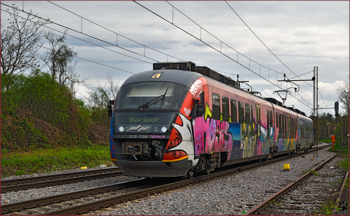 SŽ 312-136 fährt durch Maribor-Tabor Richtung Maribor HBF. /9.4.2016