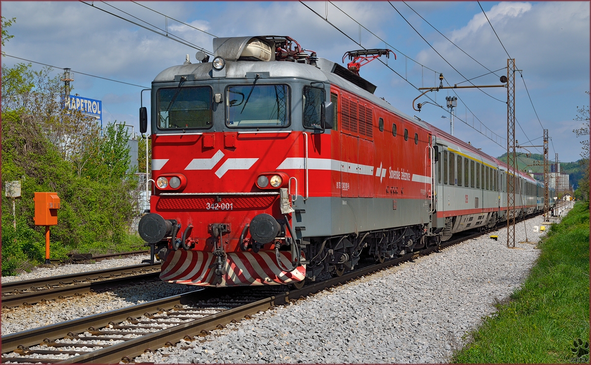 SŽ 342-001 zieht EC151 'Emona' durch Maribor-Tabor Richtung Ljubljana. /11.4.2014