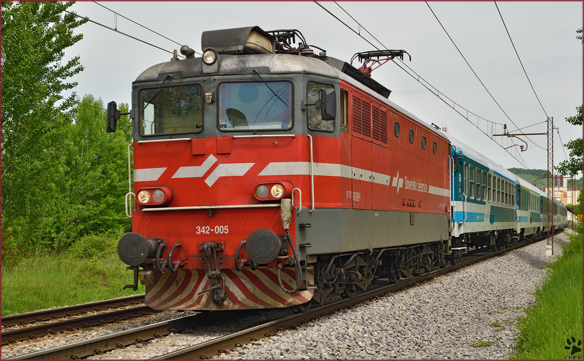 SŽ 342-005 zieht EC151 'Emona' durch Maribor-Tabor Richtung Ljubljana. /5.5.2015